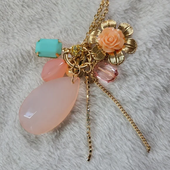 ✨️HP✨️NWT Long Elegant Gold/Pink Floral Crystal Stone Charm Statement Necklace - Picture 5 of 11